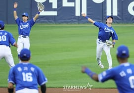 [Photo] A wild throw after a good catch