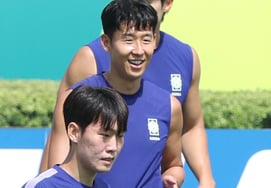 [Photo] Son Heung-min 'smiles like sunshine during tactical training'