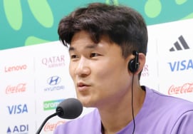 "韩国最佳中后卫"金敏宰开玩笑说:"不知道为什么球员们把我抬得这么高。" [世界杯现场]
