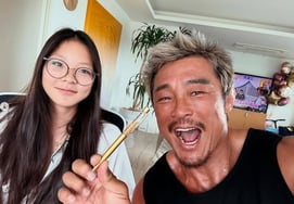 Choo Sung-hoon, conmovido por la filialidad de su hija Choo Sa-rang: "El regalo del Día del Padre... ¡Como era de esperar, el dorado me queda de maravilla!"
