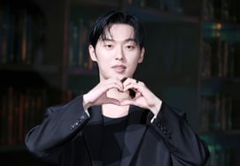 Choi Hyun-wook, awkward heart pose [★Photo]