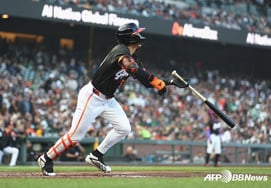 'MLB Batting Average No. 2' Lee Jung-hoo Smashes Lead-Off Solo Homer with '161km Bullet Hit'... 5th Home Run of the Season in Just 5 Games