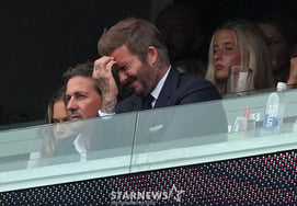 "Only Beckham's face was worth seeing." England, with Beckham's back turned, fired 18 shots in a row—all misses... Kane's 5-meter home run ball and Bellingham's collision with the bench added to the humiliation.