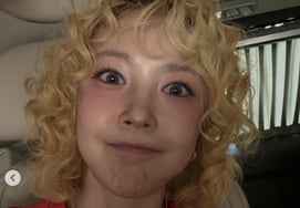 Is that BoA?.. BoA, making a bold transformation with curly blonde hair