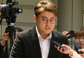 Kim Ho-jung, released on parole, return uncertain [★FOCUS]