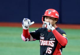 [Photo] 'An Woo-jin hit hard on the first pitch' Park Jae-hyun hits a single