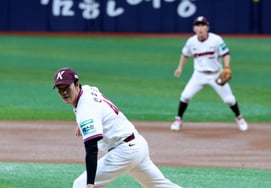 [Foto] "Error lamentable en el primer inning": An Woo-jin se esfuerza contra Kia