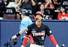 [フォト] 2打席目で三振したパク・ジェヒョン「残念だ」