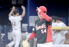 [Foto] Yang Hyeon-jong permite el empate en el final del tercer inning