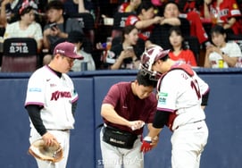 [相片儿] '不能再这样下去了'' 金建熙在第6回合初被反弹球击中手腕部位