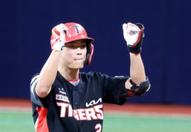 [Photo] 'Park Min, who sparked a big inning in the top of the 6th'