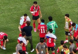 'Taek-seok! Hee-chan! Come here!' Coach Hong Myung-bo actively utilizes the hydration break → What instructions were given? [World Cup On-Site Issues]