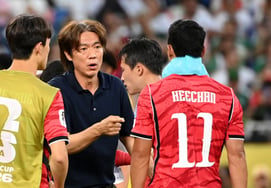 [Foto] 'Instrucciones a Hwang Hee-chan' el entrenador Hong Myung-bo