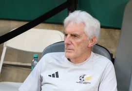[Foto] El entrenador de la selección de Sudáfrica, Hugo Broos, con el lema «Corea fuerte»