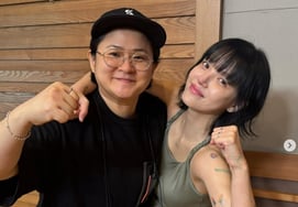 'AOA脱退'ジミン、虹色のタトゥーがびっしり..キム・シンヨンと『笑いの花が咲く』