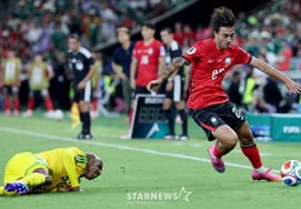 [Foto] 'Intento de desborde por el costado' de Yoon-sung