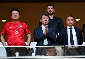 [Foto] El presidente de la KFA, Chung Mong-kyu, observa el partido en Sudáfrica