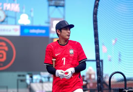 'SON in uniform' Lee Jung-hoo records two more hits and a fantastic super catch, appearing in the 9th inning! 'He really has no weaknesses'