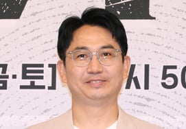 Director Lee Seung-young, known as 'Manager Kim', strikes a pose [★Photo]