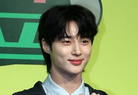 A fresh-looking Byun Woo-seok ranks third among male actors in the Star Ranking