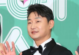 Lee Chun-soo explodes in anger: "In the end, they're playing 'Please-do-it soccer' again... Ah, just kick it up, there's really no other way."