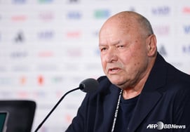"Вычеркните Эйс?" Чешская версия Хон Мён Бо тактики тоже "провалена"... 75-летний старик подвергся жесткой критике, это чемпионат мира по футболу впервые за 20 лет, но это Гуанталь