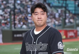「よくやったよりも苦労したという言葉をもっと聞いた」" ロッテだからこそ可能だった引退式、泣かないと言っていたジョンフンは「ついに」涙を流した [釜山現場]