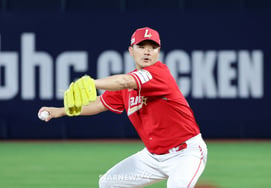 'Last year's strongest pitching staff plummeted to last place,' Manager Lee Sung-yong sighs, announcing bullpen overhaul: "Noh Gyeong-eun will be used in more favorable situations; Lee Geon-wook will be deployed in higher leverage" [Incheon]