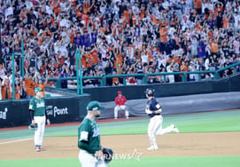 "It was bound to happen." Hanwha's lineup, which had recorded 10 hits and 9 runs, exploded immediately. "When we needed extra runs, Noh Si-hwan stepped up..." Manager Noh smiled. [Incheon field report]
