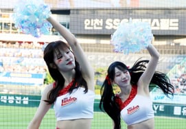 [Photo] "It's hot, right? Let's enjoy a moment of dance!" Heo Su-mi and Yu Bo-young