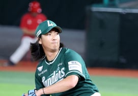 [Photo] 'Hanwha surrenders a big inning in the top of the 8th' Moon Seung-won
