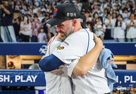 'Mar de lágrimas de los fans de NC': Davidson, al ver a Park Geon-woo llorar desconsoladamente, también se conmovió: «¿Acaso hacen falta palabras? Somos compañeros que hemos compartido alegrías y penas...»