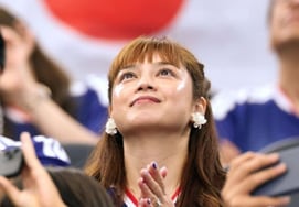 "本当に41歳の主婦なの？「観客席をひっくり返した日本・長友連想の妻『ヴァンパイア美貌』」