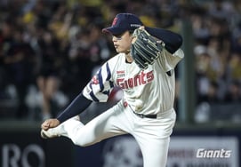 152 km/h Lotte rookie Park Jeong-min swapped after just five pitches: "Why?" Manager Kim Tae-hyung explains directly. "LG signaled a bunt, and we had to stop it there..." [Busan]