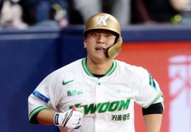 La crisis de 11 victorias consecutivas, récord en la historia del club, amenaza al Kiwoom, con el regreso de los titulares Kim Geon-hee y Im Byung-wook. Kim Sung-jin, tras ser golpeado por un bate, fue dado de baja y sometido a un examen médico.