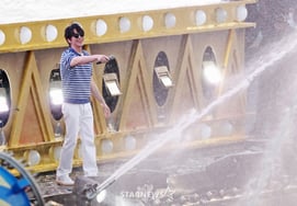 'Sung Si-kyung also drenched in the show!' [★Photo]