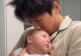 凭借《体能》获得4亿的AMOTIE，通过奖金结婚→成为爸爸的近况...女儿的气味令人着迷 "想一直闻"