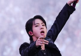 防弹少年团JIN，征服西班牙的完美现场演唱《银色声音》"帽子售罄"神话
