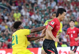 [Foto] Cho Gue-sung: «¿Necesitas mi uniforme?»
