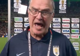 'Perdió la cabeza' Marcelo Bielsa, estalla en ira durante entrevista en televisión: "¡Hagan esto rápido!"... Sobre la eliminación de Uruguay: "Lo que dejé es cero" — se culpa a sí mismo
