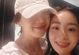 'Seol Kyung-gu ♥' Song Yoon-ah, smiling beside 22-year-younger Kim Min-ha.. An unexpected connection