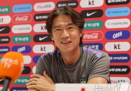 'Such a humiliating series of days' marks the tragic end of Hong Myung-bo's second term... Even the 'historically lucky draw' was kicked away, repeating a 'dark history' [World Cup On-Site Issues]