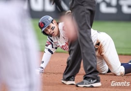 '19 Stolen Bases in June' Lotte's Hwang Seong-bin Substituted Mid-Game Due to Neck Swelling... Will His Challenge for the All-Time KBO Monthly Record of 4 More Stolen Bases End 'Like This'?