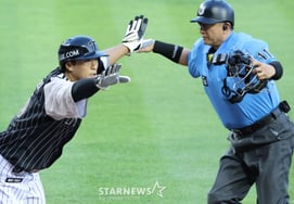 'Helmet flew off' LG's Song Chan-ui hit in the head, replaced for protection; Lotte's Wisely ejected '144km/h two-seam fastball, what a relief' [Busan]
