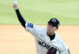 [Photo] 'Ryu Hyun-jin vs. Starting Pitcher Duel' Min Jun Choi pitches with great effort