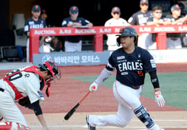 [Photo] 'First at-bat strikeout' Kang Baek-ho