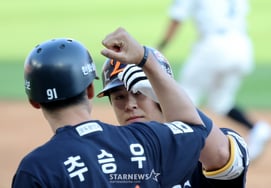 [Foto] "Noh Si-hwan anota un doble de sacrificio con una carrera en el tercer inning"