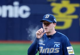 'Wah, crazy!' 'KKKKKKKK' — A staggering 8 consecutive strikeouts! 'Top speed 152km/h' Riley ties the all-time record for foreign pitchers alongside Anderson.