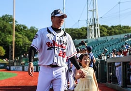 "Manager Kim Sung-geun, the person I am most grateful to" The 43-year-old left-handed pitcher bows his head, igniting a fiery finale with a '1-inning KKK scoreless SV' in his retirement game