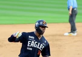 [Photo] 'Bottom of the 9th, two outs, runners on second and third, three-run homer' by Peraza